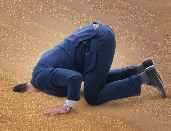 Geschäftsmann versteckt seinen Kopf im Sand auf der Flucht vor Problemen — Stockfoto