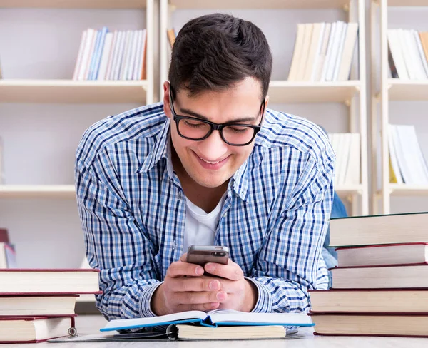 Jovem estudante estudando com livros — Fotografia de Stock