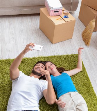 Yeni evdeki kutuları açan genç bir aile.