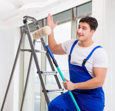 İnşaat alanında çalışan bir boyacı.