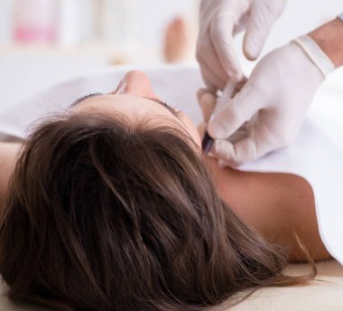 Polis morgdaki cesedi inceliyor.