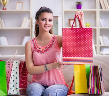 Çantalarla alışveriş yapan genç bir kadın.