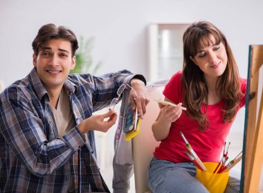 Stüdyoda resim sınıfında koçluk yapan sanatçı öğrenci.