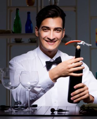 Profesyonel şarap garsonu restoranda şarap tadıyor.