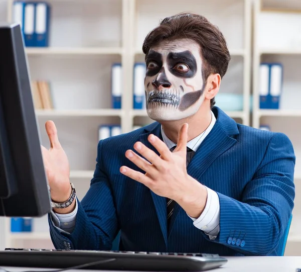 Zakenn met eng gezichtsmasker werken in kantoor — Stockfoto