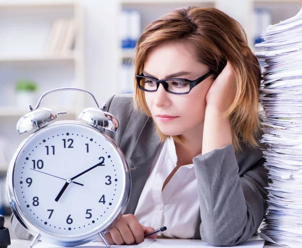 Geschäftsfrau arbeitet im Büro — Stockfoto