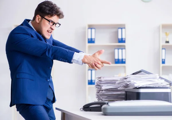 El hombre de negocios haciendo copias en copiadora — Foto de Stock