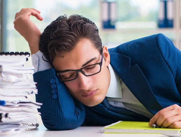 Uomo d'affari stanco esausto dopo duro lavoro e lavoro eccessivolo — Foto Stock