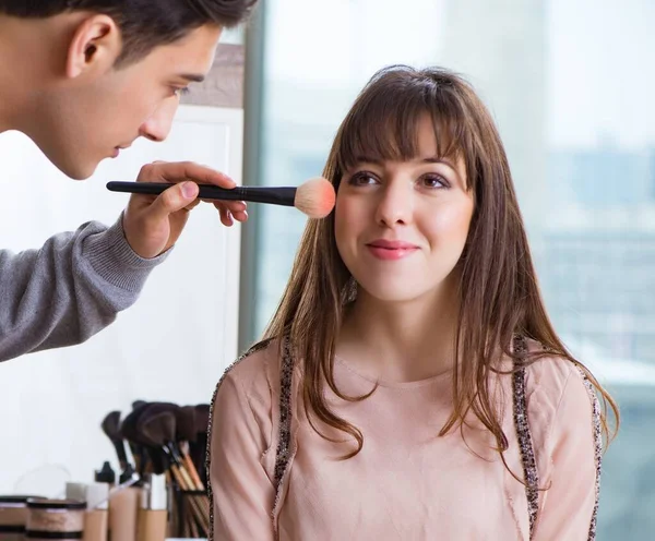 Mann macht Make-up für süße Frau im Schönheitssalon — Stockfoto