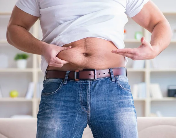 Hombre que sufre de peso extra en concepto de dieta — Foto de Stock