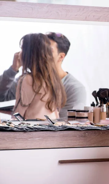 L'uomo che fa il make-up per la donna carina nel salone di bellezza — Foto Stock