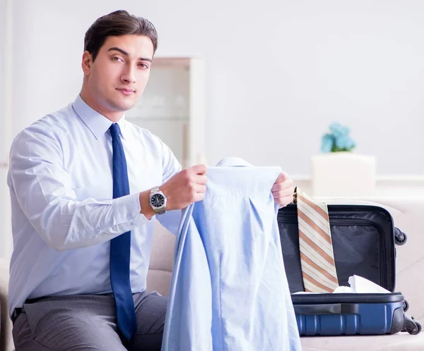 出張のための梱包を準備するビジネスマン — ストック写真