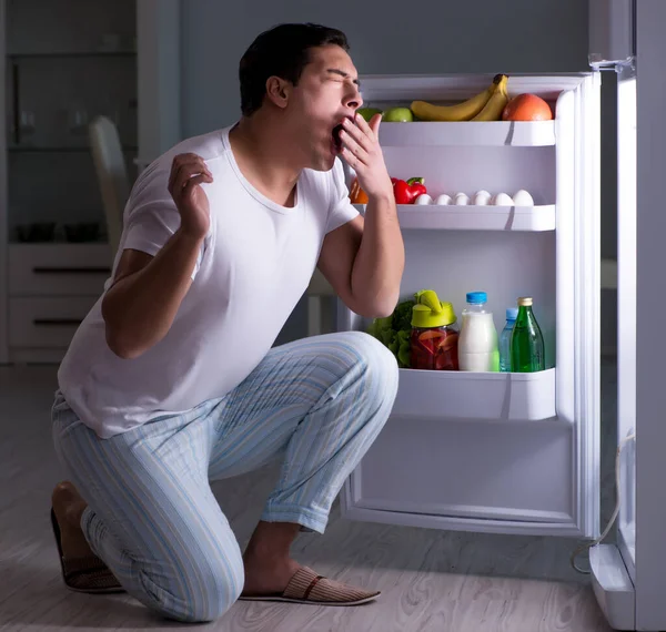 冷蔵庫の男は夜に食べる — ストック写真