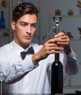 Profesyonel şarap garsonu restoranda şarap tadıyor.