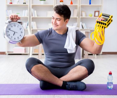 Genç adam spor ve sağlıklı yaşam tarzı dolandırıcılığı yapıyor.