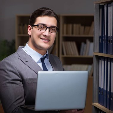 İş adamı ofiste geç saatlere kadar çalışıyor.