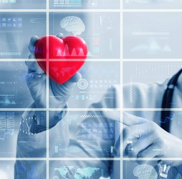 La doctora en telemedicina concepto de cardiología —  Fotos de Stock