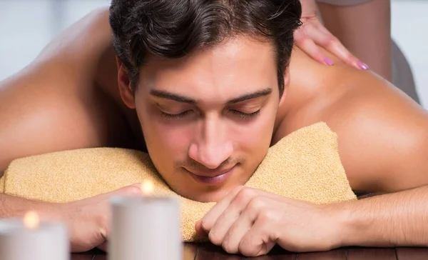 O jovem homem bonito durante o procedimento de spa — Fotografia de Stock