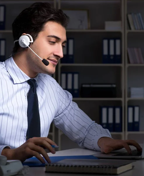 Call center operator in gesprek met de klant tijdens de nachtdienst — Stockfoto