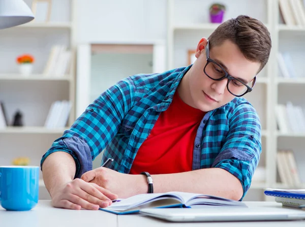 Fiatal tinédzser készül vizsgák tanul egy íróasztal belsejében — Stock Fotó