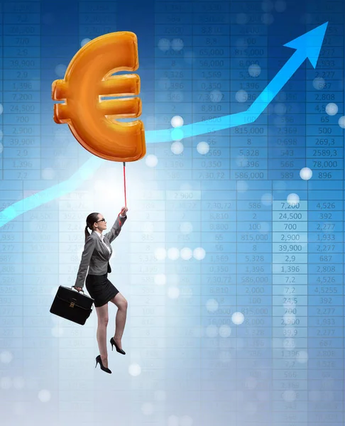 Empresária voando no balão inflável do sinal do euro — Fotografia de Stock