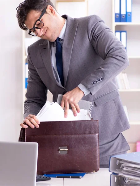 Mitarbeiter mit zu viel Arbeit mit nach Hause nehmen — Stockfoto