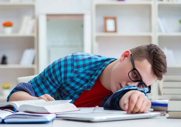 Jovem adolescente se preparando para exames estudando em uma mesa dentro de casa — Fotografia de Stock