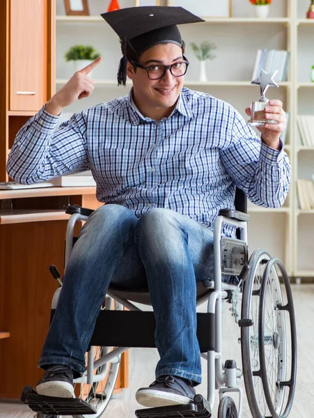 O estudante deficiente estudando em casa em cadeira de rodas — Fotografia de Stock