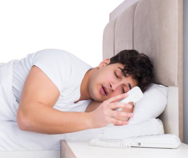 Yatakta uykusuzluk çeken bir adam.