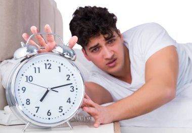 Yatakta uykusuzluk çeken bir adam.