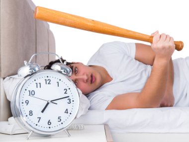 Yatakta uykusuzluk çeken bir adam.