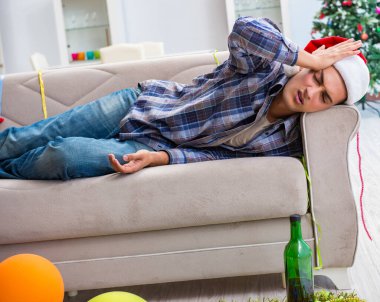 Adam noel partisinden sonra akşamdan kalma.