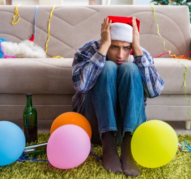 Adam noel partisinden sonra akşamdan kalma.