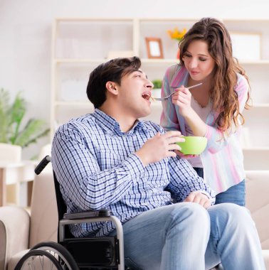 Genç bir aile birbirine göz kulak oluyor.