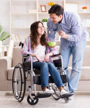 Genç bir aile birbirine göz kulak oluyor.