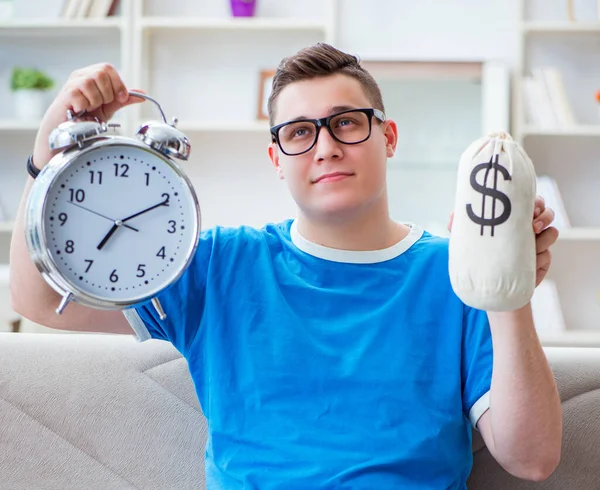 Estudiante joven preparándose para los exámenes que estudian en casa en un sofá — Foto de Stock