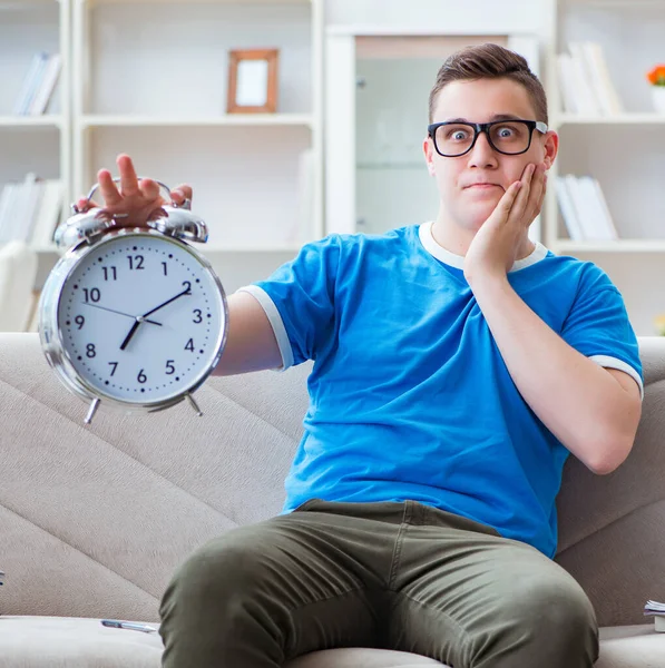 Estudiante joven preparándose para los exámenes que estudian en casa en un sofá — Foto de Stock