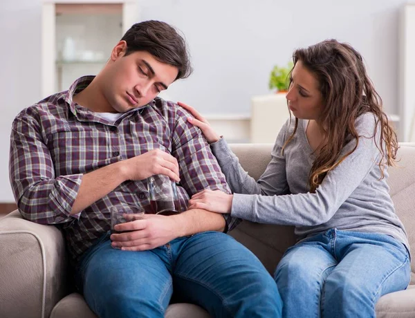 Trinkproblem betrunkener Mann in einer jungen Familie — Stockfoto