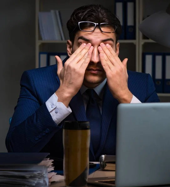 L'uomo d'affari stanco e dormire in ufficio dopo gli straordinari — Foto Stock