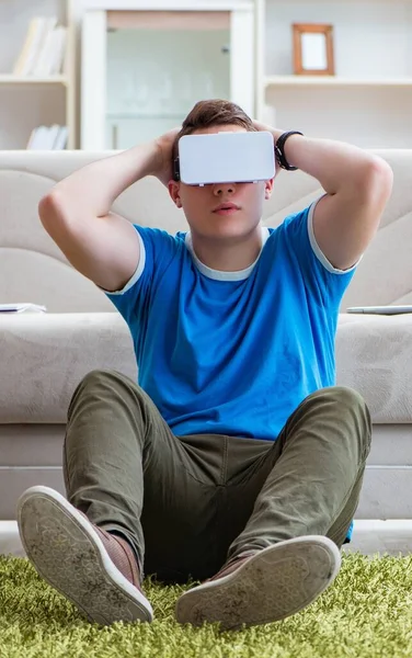 O jovem com óculos virtuais — Fotografia de Stock