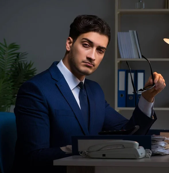 O empregado que trabalha até tarde para terminar a tarefa entregável importante — Fotografia de Stock