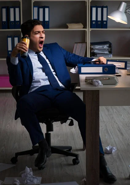 Empleado trabajando hasta tarde y bebiendo café fuerte para mantenerse despierto —  Fotos de Stock