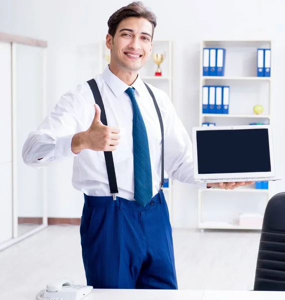 Młody, stylowy biznesmen pracujący w biurze — Zdjęcie stockowe