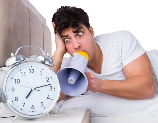 Hombre en la cama sufriendo de insomnio — Foto de Stock