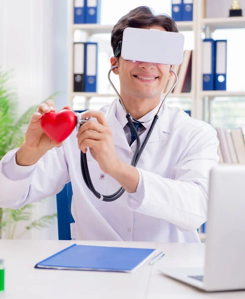 Orvos dolgozik virtuális VR valóság szemüveg — Stock Fotó
