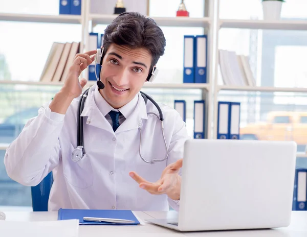 Jovem médico no conceito de telessaúde — Fotografia de Stock