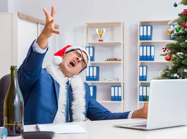 İş adamı Noel tatilini ofiste kutluyor. — Stok fotoğraf