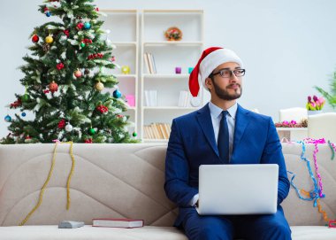 Noel 'de evde çalışan bir iş adamı.