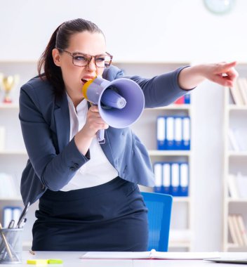 Ofiste hoparlörle bağıran kızgın iş kadını.