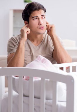 Genç baba ağlayan bebekten bıktı.